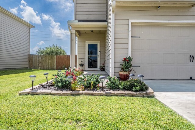 property entrance featuring a lawn