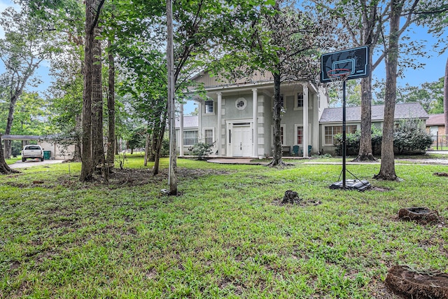 view of front facade with a front lawn