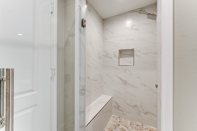 bathroom featuring tiled shower