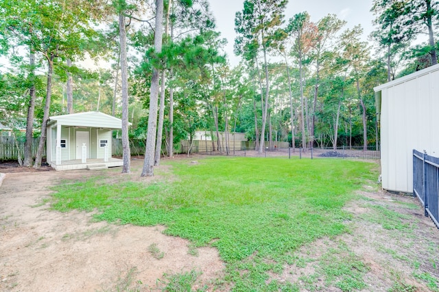 view of yard with an outdoor structure