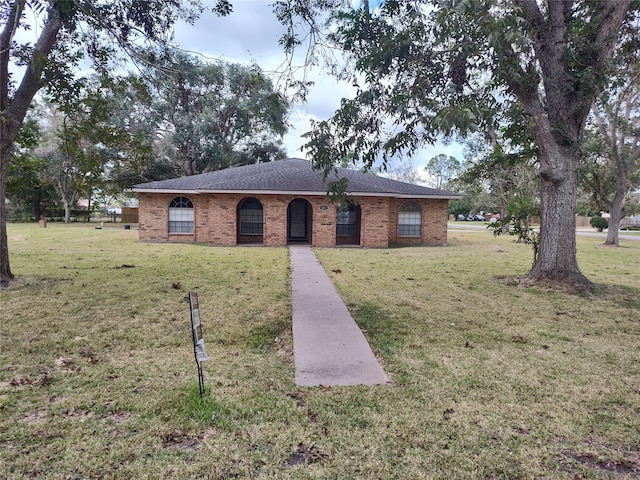 single story home with a front yard