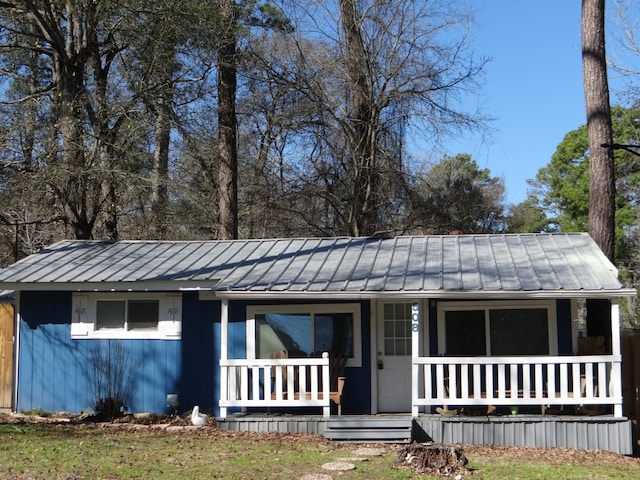 ranch-style home featuring a porch