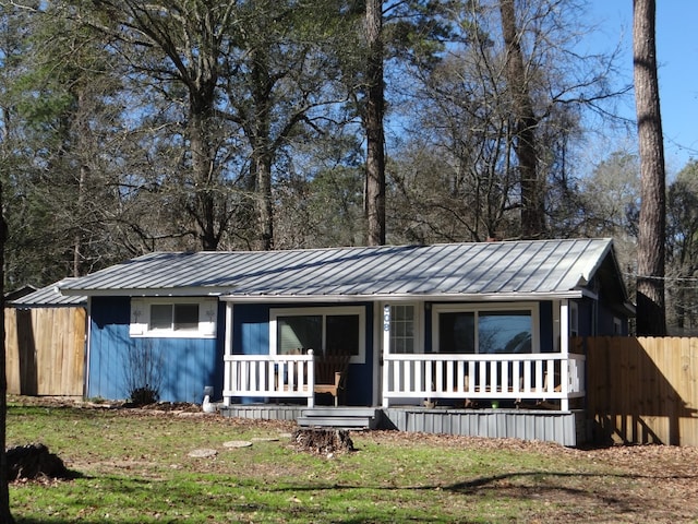 ranch-style home featuring a porch and a front yard