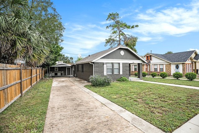 view of front of property featuring a front yard