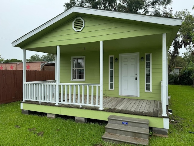 view of front of house featuring a porch and a front lawn