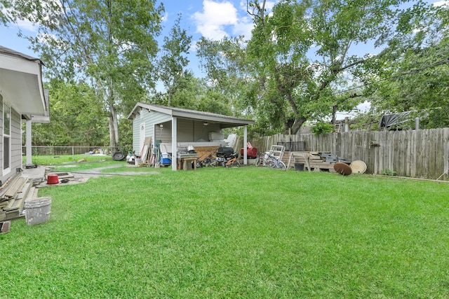 view of yard with an outbuilding