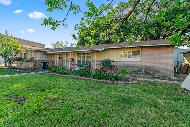 ranch-style home featuring a front lawn