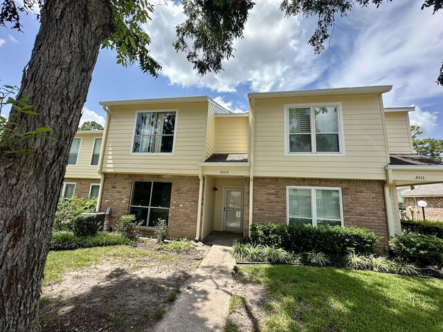 view of front facade with a front yard