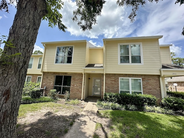 view of front facade with a front lawn