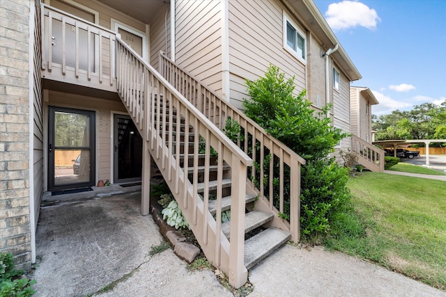 property entrance featuring a lawn