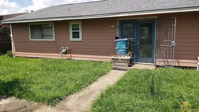 entrance to property featuring a yard