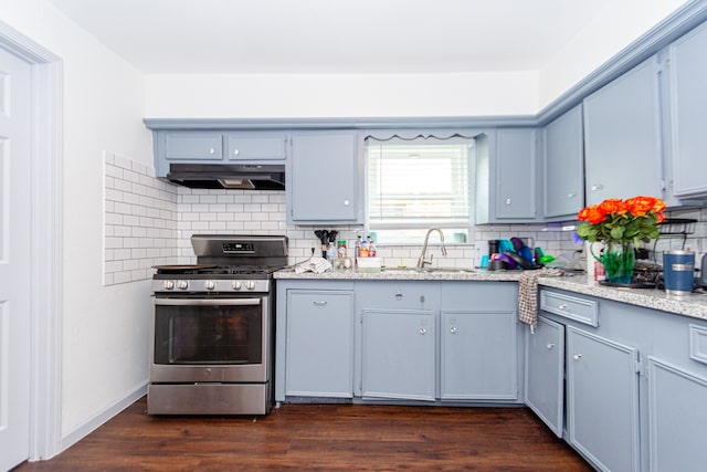 kitchen with stainless steel gas range, sink, dark hardwood / wood-style flooring, and decorative backsplash