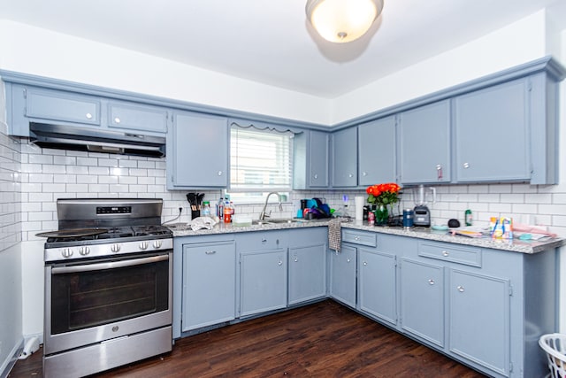 kitchen with stainless steel gas range, sink, dark hardwood / wood-style flooring, and backsplash