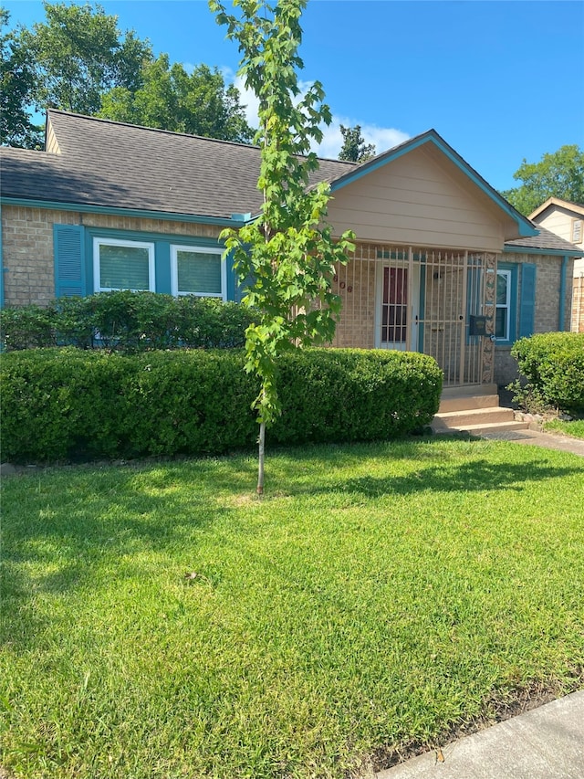 view of front of property featuring a front yard