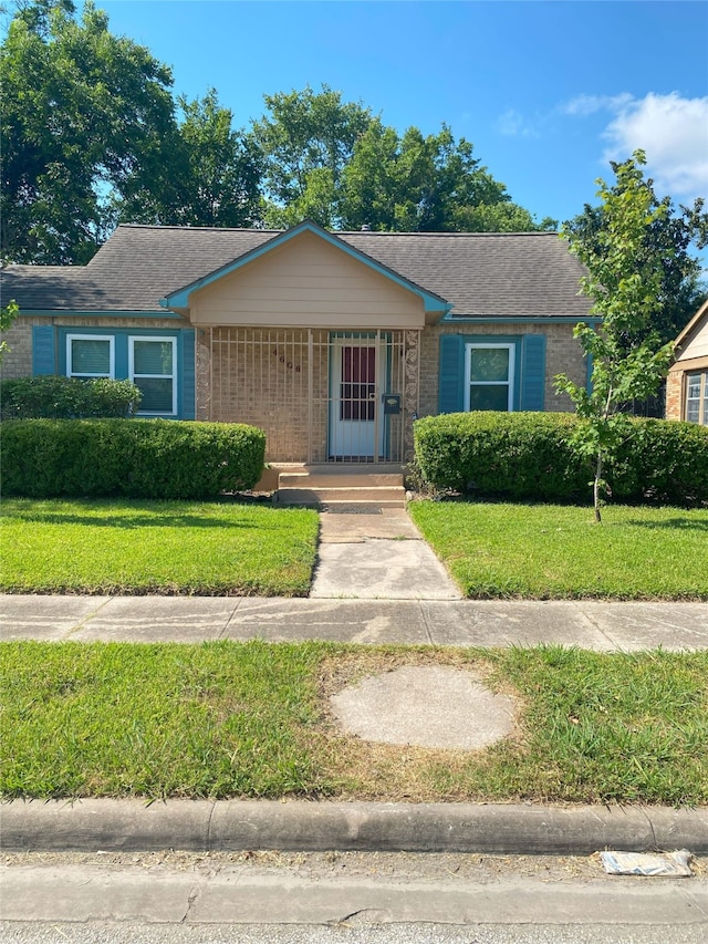 view of front of property with a front yard