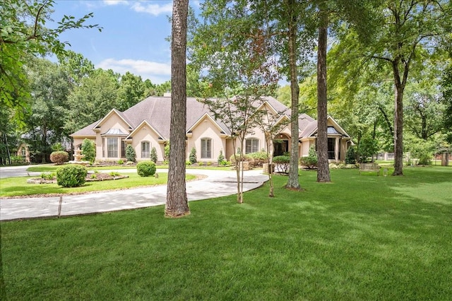 view of front of property featuring a front yard