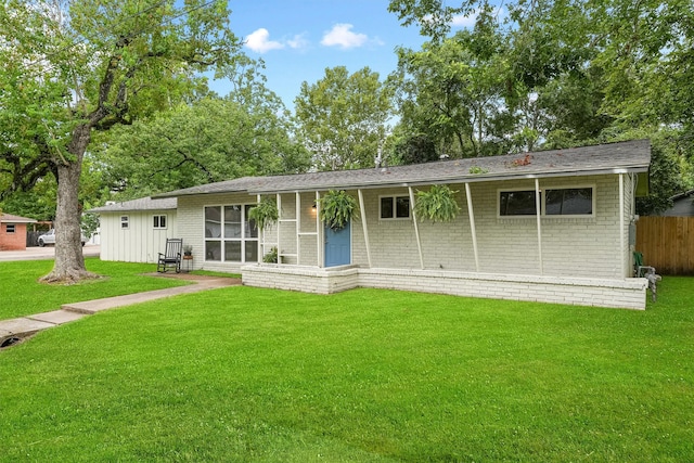 ranch-style home featuring a front lawn