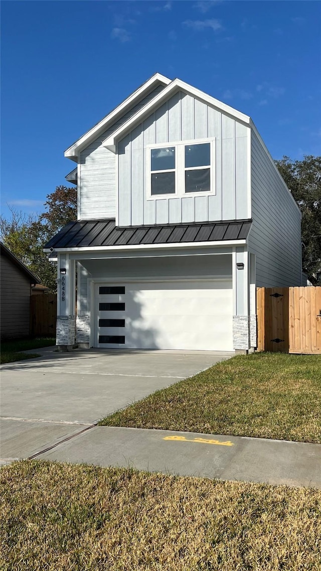 view of front of home featuring a garage and a front yard