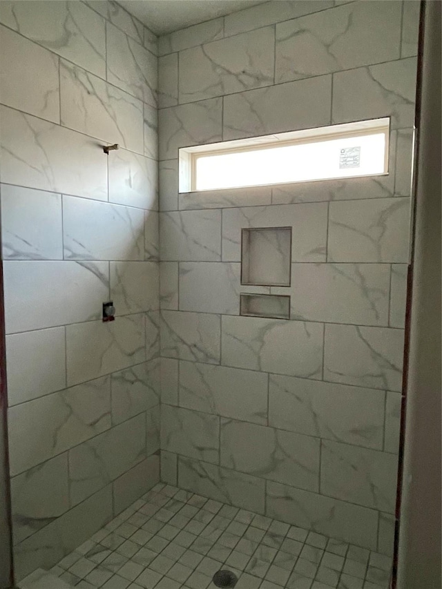 bathroom featuring tiled shower