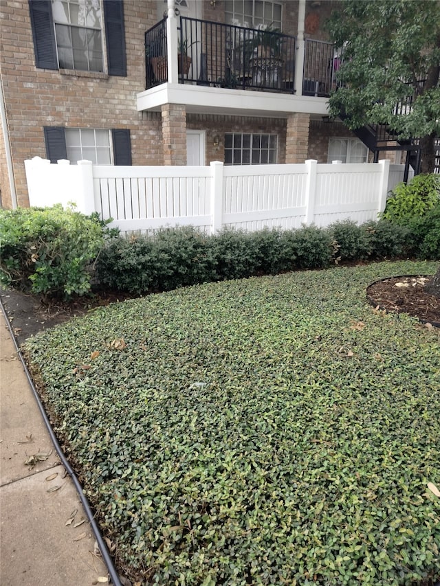 view of yard with a balcony