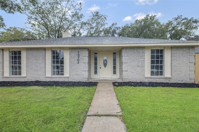 ranch-style home featuring a front lawn