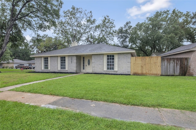 ranch-style home featuring a front lawn