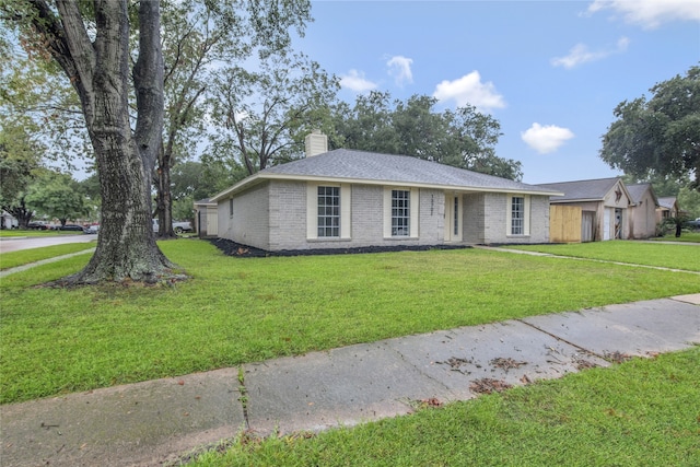 ranch-style house featuring a front yard