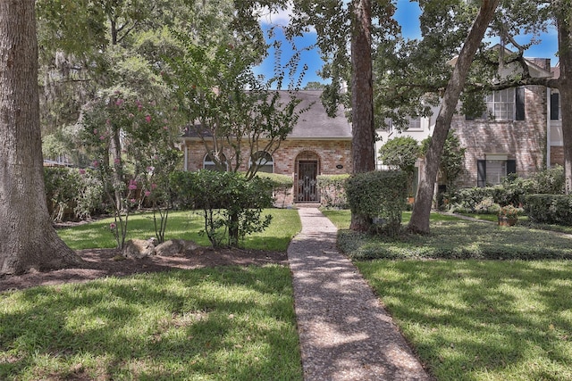 view of front of house featuring a front lawn