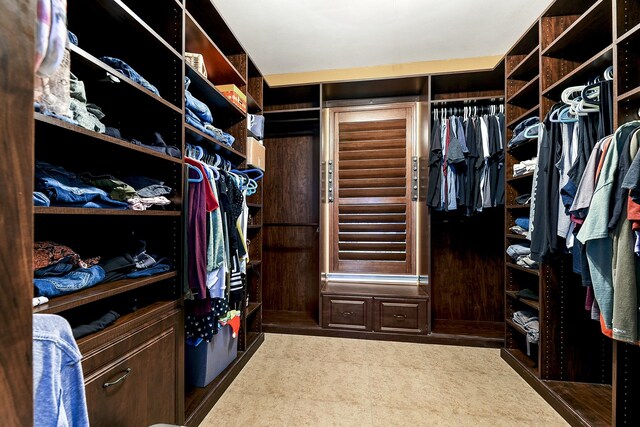 spacious closet featuring light tile patterned floors