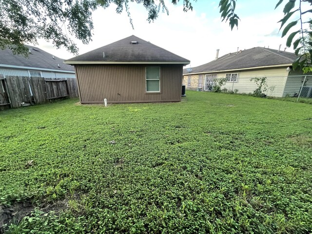 back of house featuring a lawn