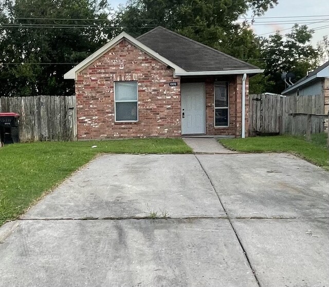 view of front facade featuring a front lawn