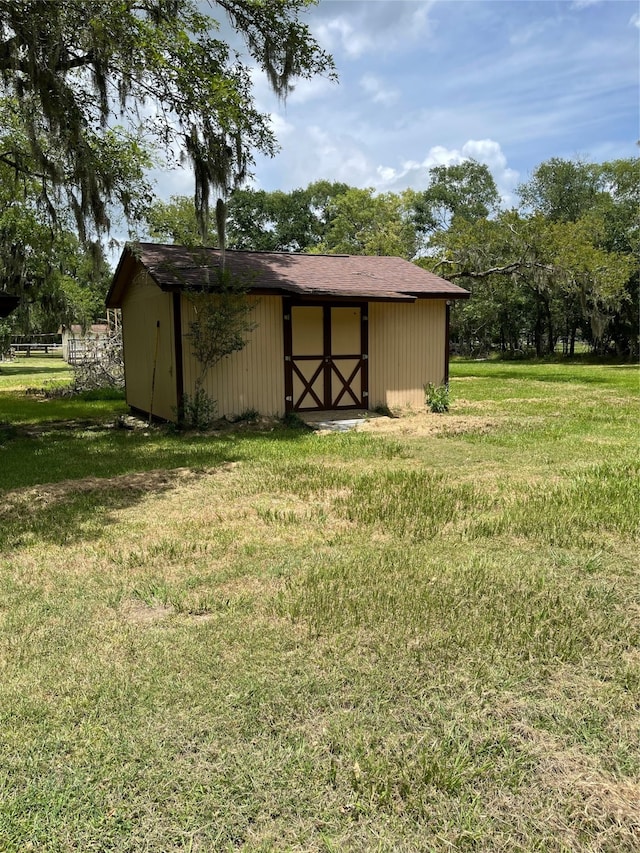 view of outdoor structure featuring a yard