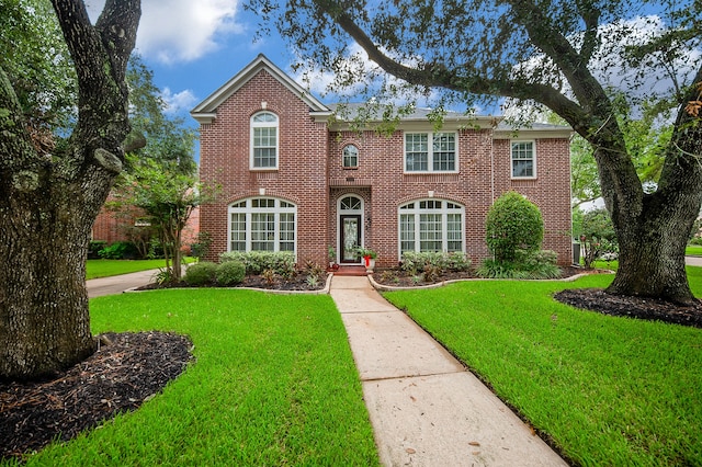 view of front of property featuring a front lawn