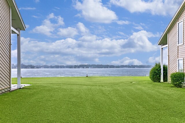 view of yard featuring a water view