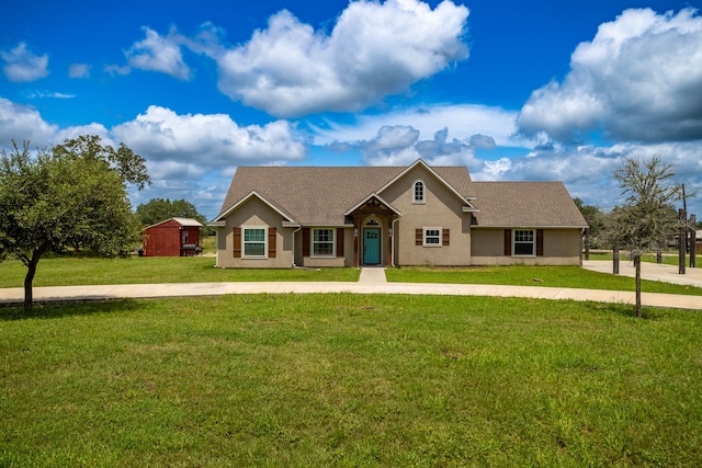 view of front of property featuring a front lawn