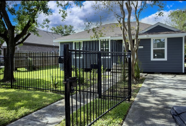 view of front of home featuring a front lawn