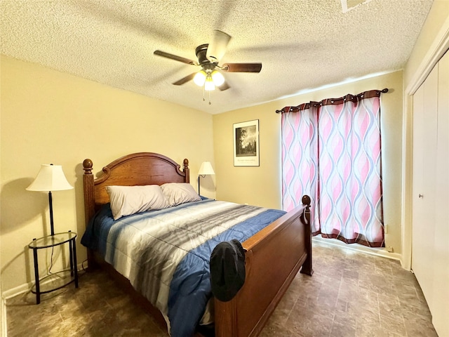 bedroom featuring a textured ceiling, ceiling fan, and a closet