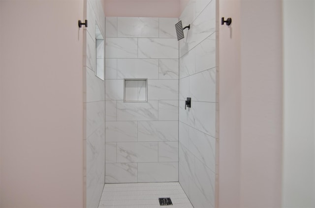 bathroom featuring a tile shower