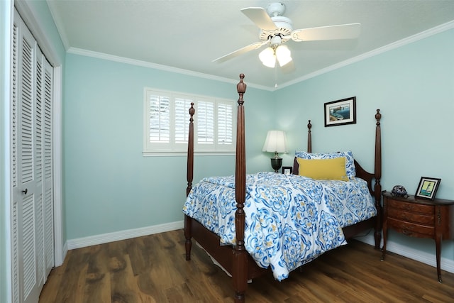 bedroom featuring ceiling fan, ornamental molding, dark hardwood / wood-style floors, and a closet