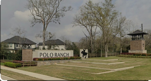 community / neighborhood sign featuring a lawn