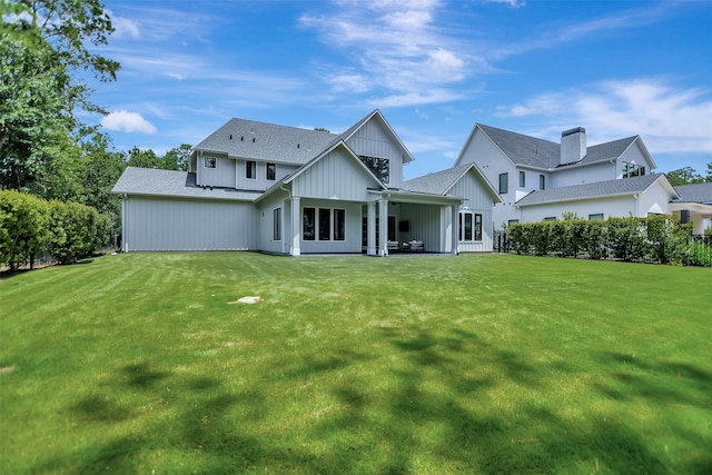 view of front facade with a front yard