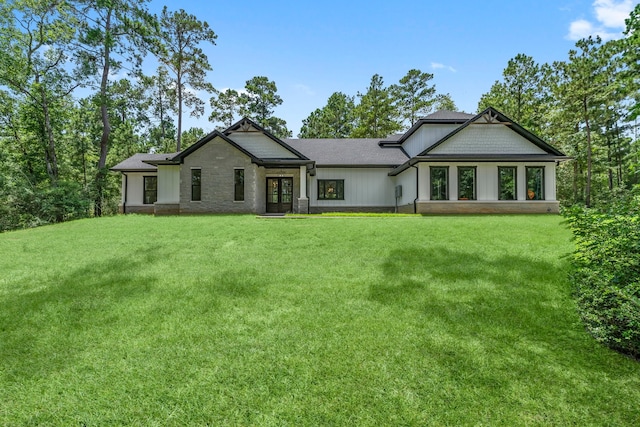 view of front of home featuring a front lawn