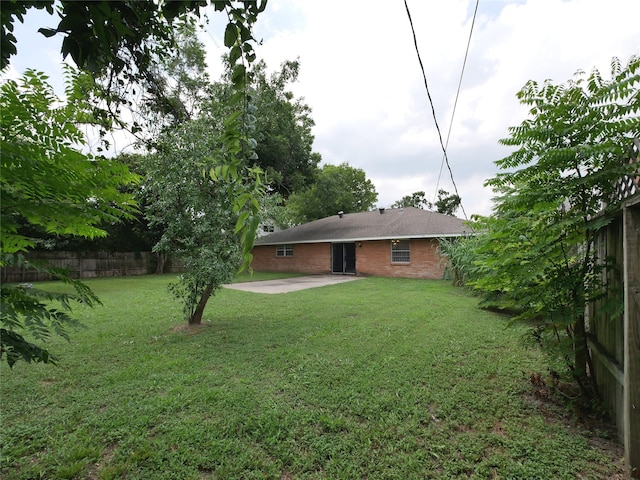 view of yard featuring a patio area