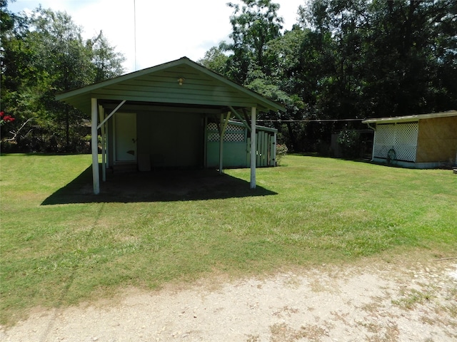 view of yard featuring an outbuilding