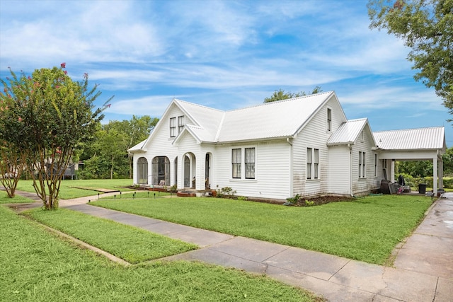 view of front of home featuring a front lawn