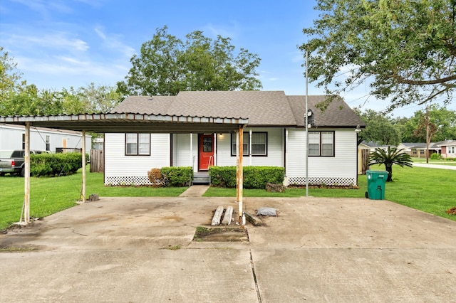 view of front of property featuring a carport and a front yard