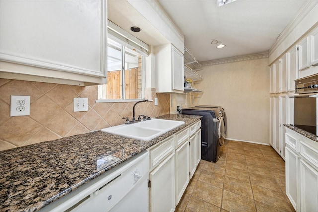 laundry area featuring sink, ornamental molding, and independent washer and dryer