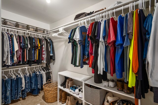 walk in closet with tile patterned flooring