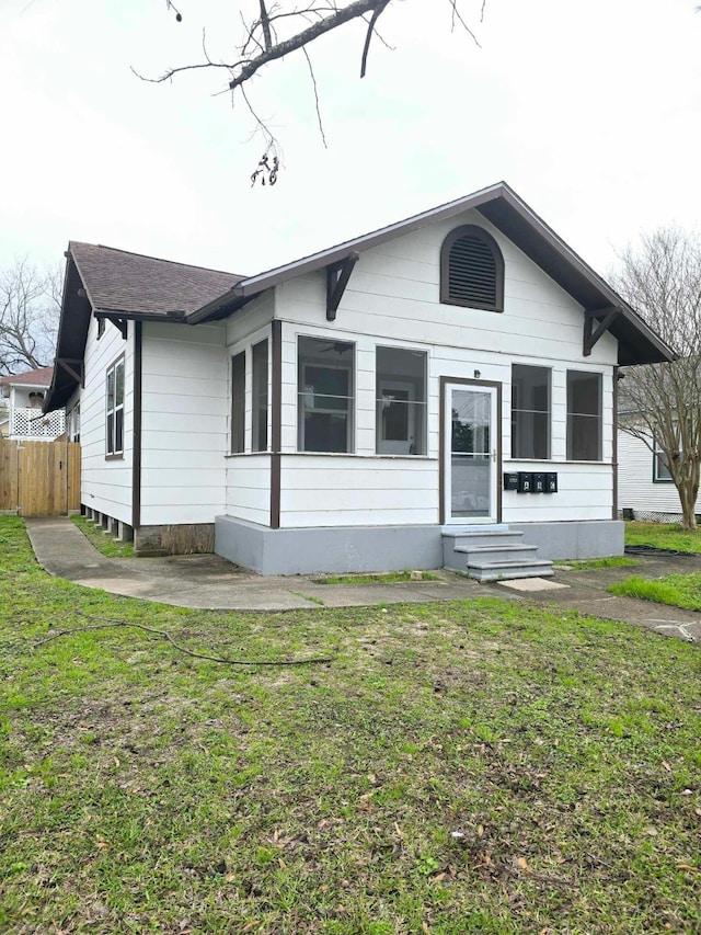 view of front of home featuring a front yard