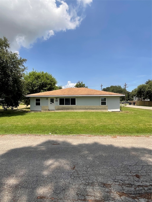 ranch-style house with a front lawn